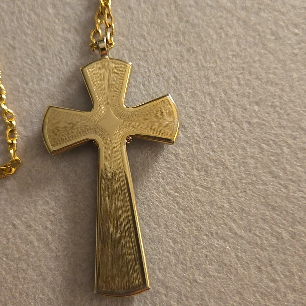 Avon 1976 Juliet Faux Jade Cross 1.50X2.75 Goldtone Chain Measures 26 Inches0 p